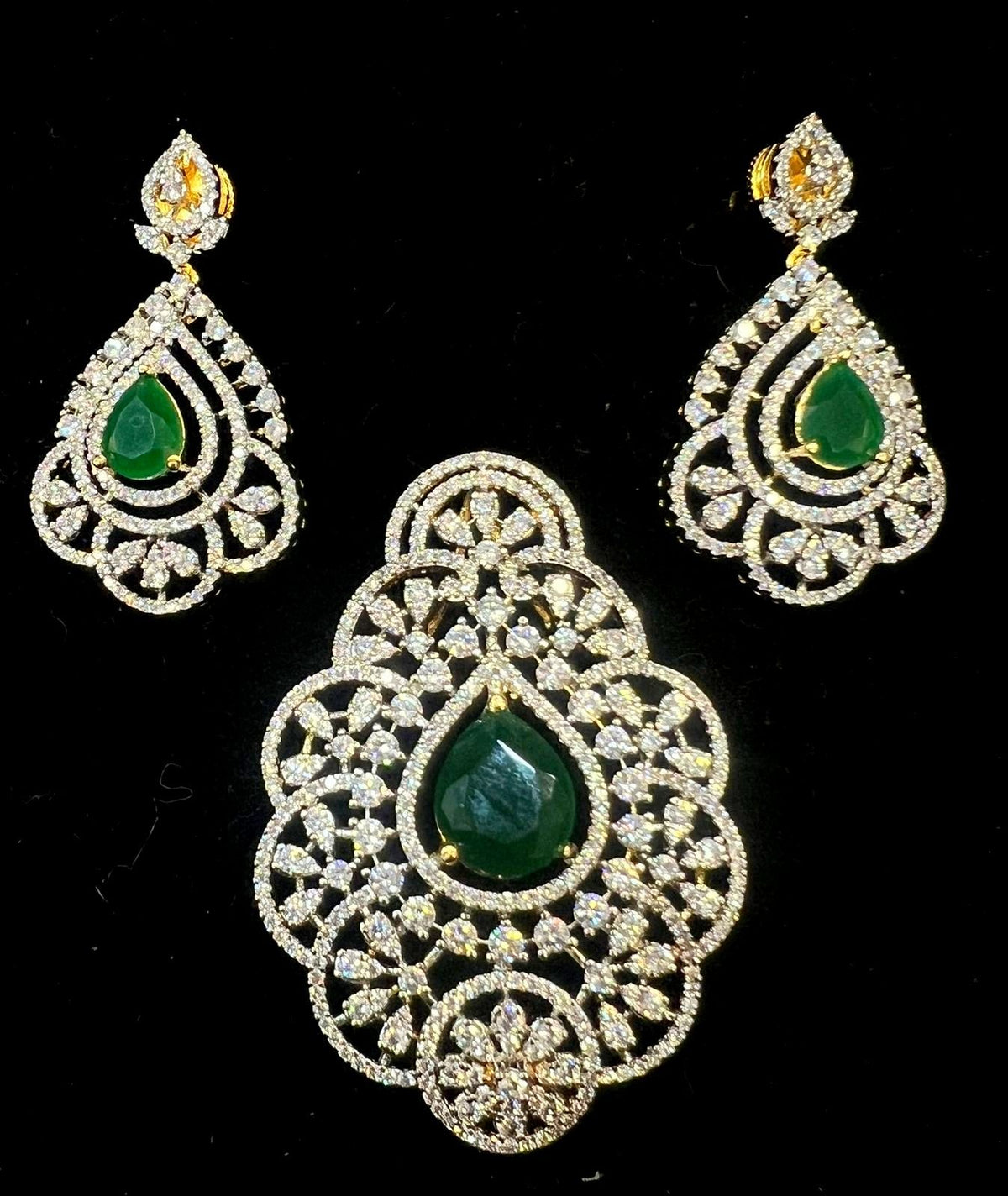 PENDANT SET CHAINS Pendant set 122 DIAMOND  EMERALD